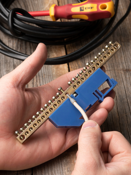 Шина нулевая 6*9 24групп DIN-изолятор синий на DIN-рейку EKF 