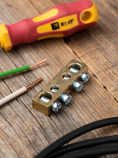 Шина нулевая 8*12 4групп без изолятора винтовой по центру EKF 